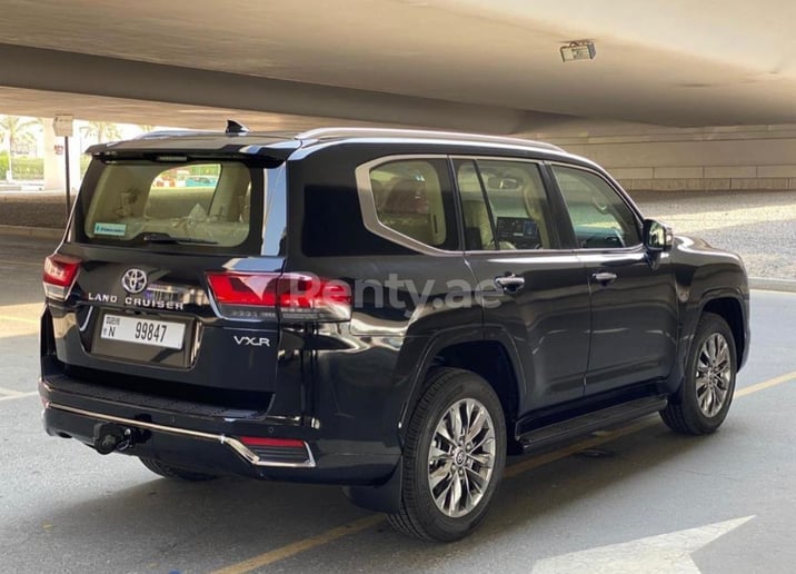 Toyota Land Cruiser (Nero), 2022 in affitto a Dubai