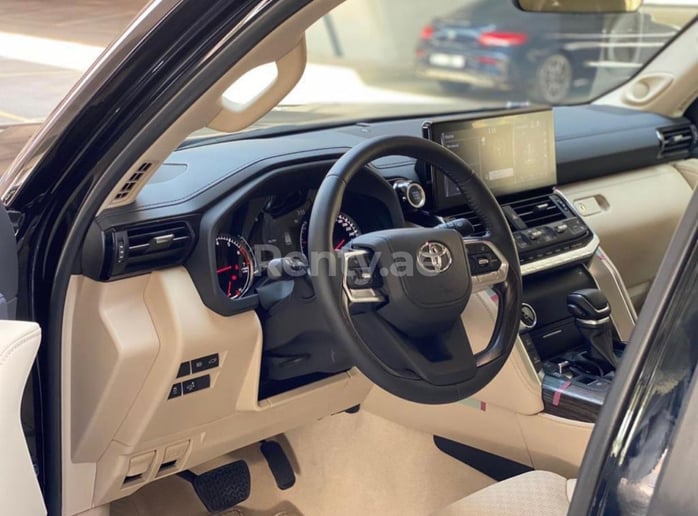 Toyota Land Cruiser (Nero), 2022 in affitto a Dubai