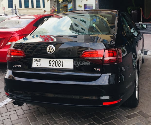 Volkswagen Jetta (Negro), 2018 para alquiler en Dub&aacute;i