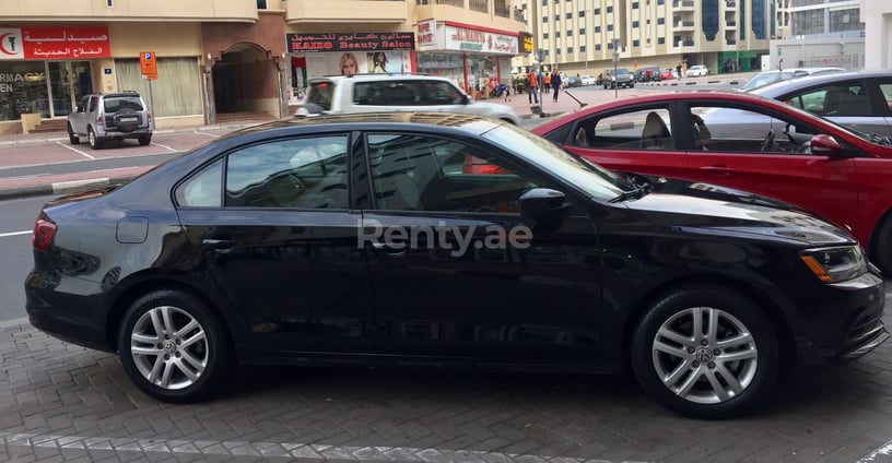 Volkswagen Jetta (Negro), 2018 para alquiler en Dub&aacute;i