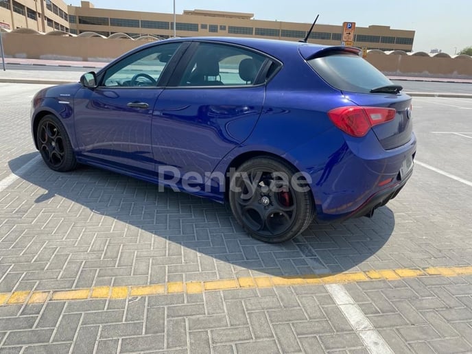 Alfa Romeo Giulietta (Bleue), 2020 &agrave; louer &agrave; Duba&iuml;