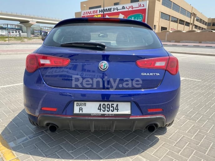 Alfa Romeo Giulietta (Bleue), 2020 &agrave; louer &agrave; Duba&iuml;