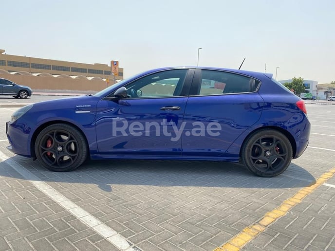 Alfa Romeo Giulietta (Bleue), 2020 &agrave; louer &agrave; Duba&iuml;