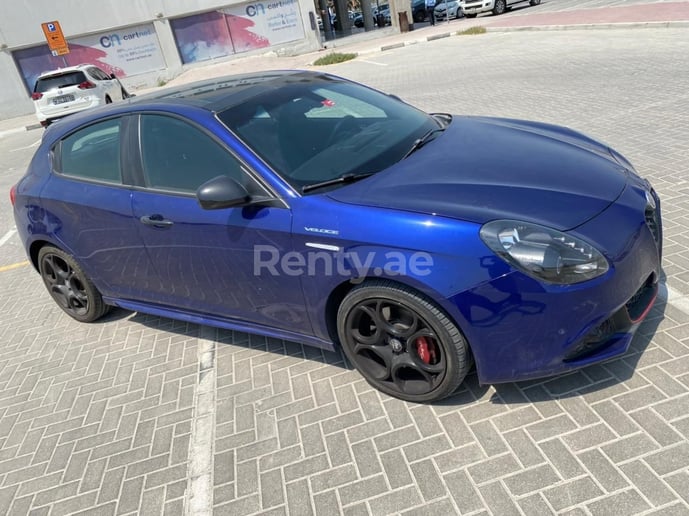 Alfa Romeo Giulietta (Bleue), 2020 &agrave; louer &agrave; Duba&iuml;
