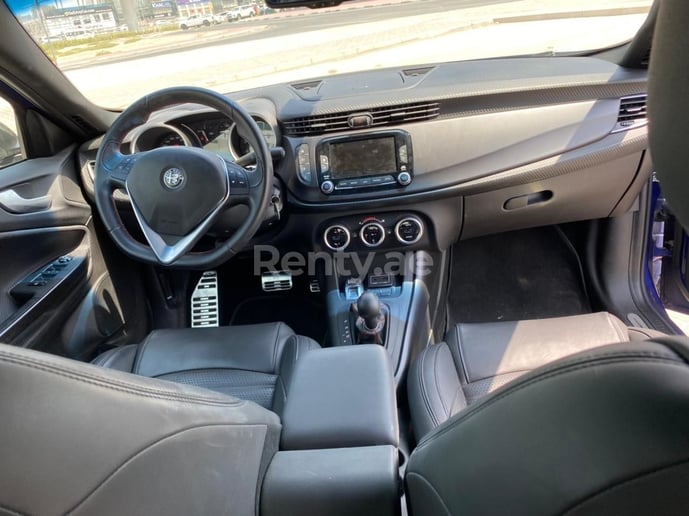 Alfa Romeo Giulietta (Bleue), 2020 &agrave; louer &agrave; Duba&iuml;