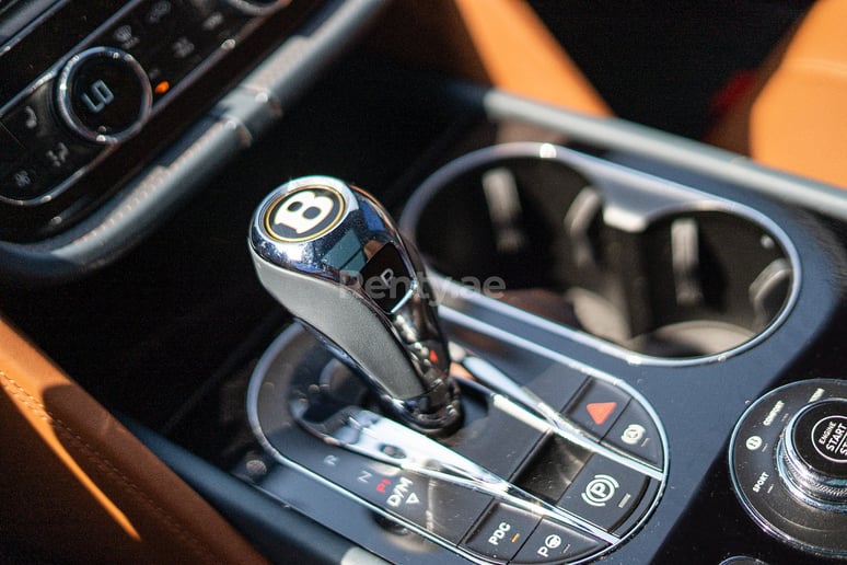 Bentley Bentayga W12 (Azul), 2019 para alquiler en Dub&aacute;i