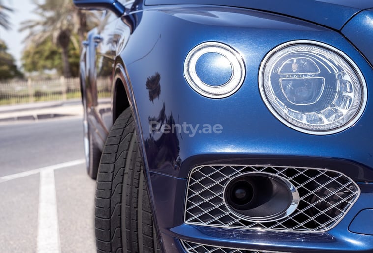 Bentley Bentayga W12 (Azul), 2019 para alquiler en Dub&aacute;i