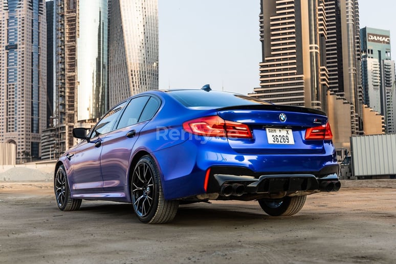 BMW 5 Series (Bleue), 2019 &agrave; louer &agrave; Duba&iuml;