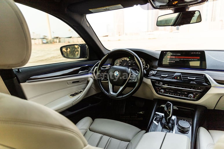 BMW 5 Series (Bleue), 2019 &agrave; louer &agrave; Duba&iuml;