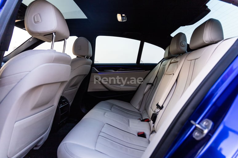 BMW 5 Series (Bleue), 2019 &agrave; louer &agrave; Duba&iuml;