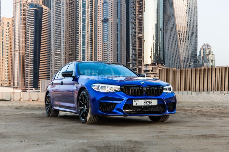 BMW 5 Series (Bleue), 2019 &agrave; louer &agrave; Duba&iuml;