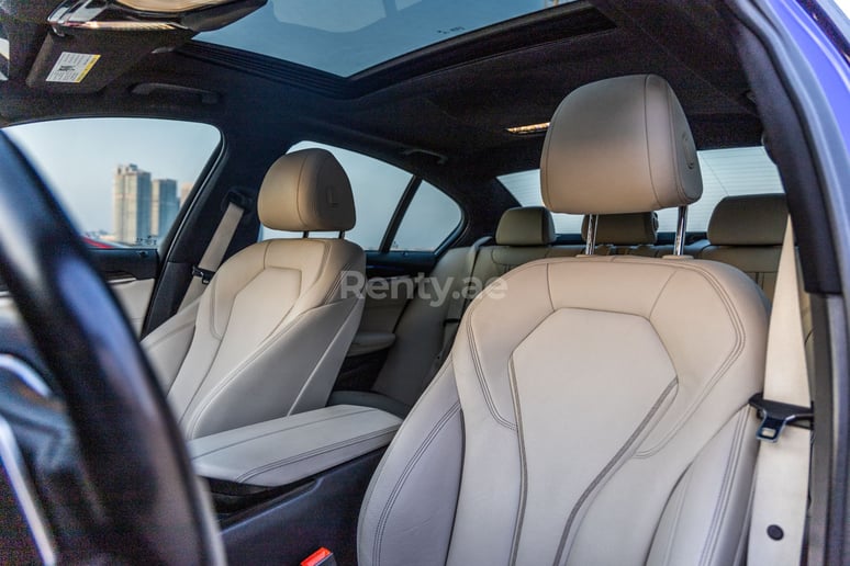 BMW 5 Series (Bleue), 2019 &agrave; louer &agrave; Duba&iuml;
