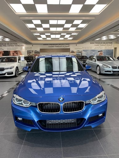 BMW 318 (Azul), 2019 para alquiler en Dub&aacute;i