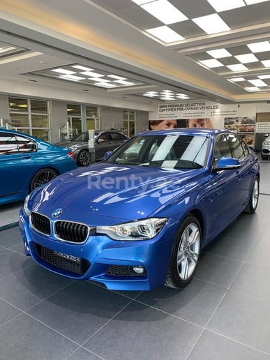 BMW 318 (Azul), 2019 para alquiler en Dub&aacute;i