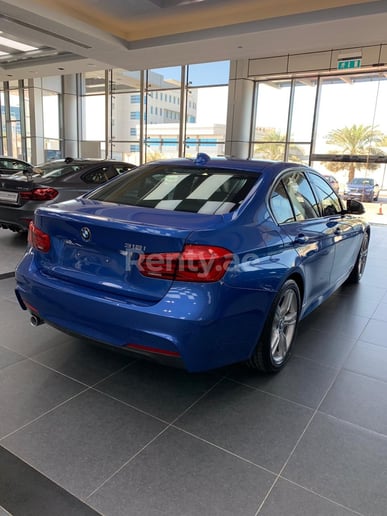 BMW 318 (Azul), 2019 para alquiler en Dub&aacute;i