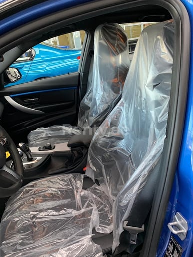 BMW 318 (Azul), 2019 para alquiler en Dub&aacute;i
