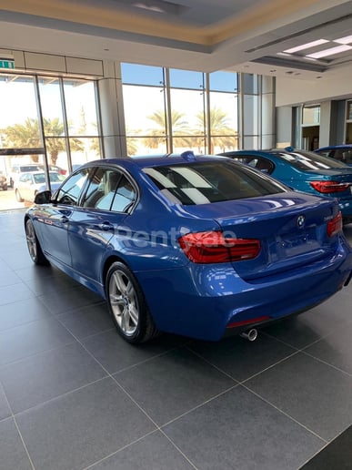 BMW 318 (Azul), 2019 para alquiler en Dub&aacute;i