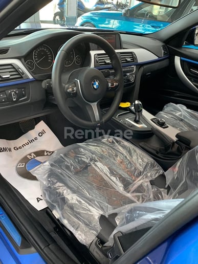 BMW 318 (Azul), 2019 para alquiler en Dub&aacute;i