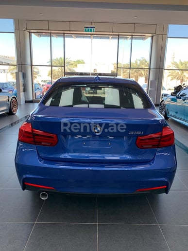 BMW 318 (Azul), 2019 para alquiler en Dub&aacute;i