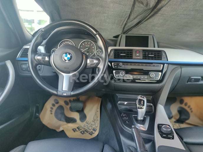 BMW 318 (Azul), 2019 para alquiler en Dub&aacute;i