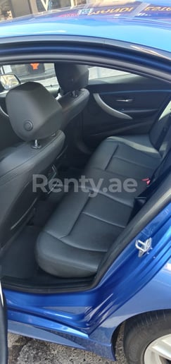 BMW 318 (Azul), 2019 para alquiler en Dub&aacute;i