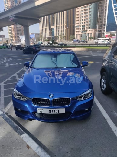 BMW 318 (Azul), 2019 para alquiler en Dub&aacute;i