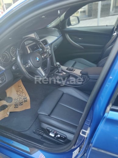 BMW 318 (Azul), 2019 para alquiler en Dub&aacute;i