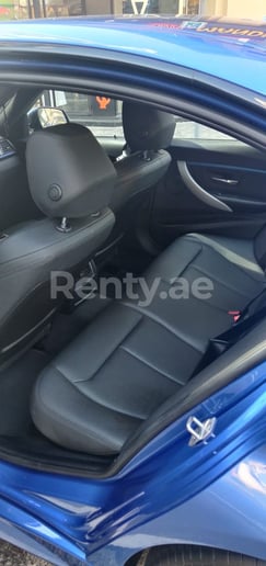 BMW 318 (Azul), 2019 para alquiler en Dub&aacute;i