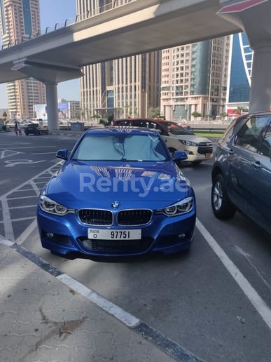 BMW 318 (Azul), 2019 para alquiler en Dub&aacute;i