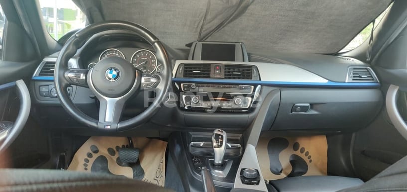 BMW 318 (Azul), 2019 para alquiler en Dub&aacute;i