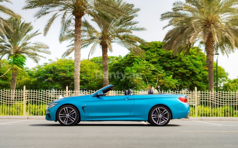 BMW 430i cabrio (Blu), 2020 in affitto a Abu Dhabi