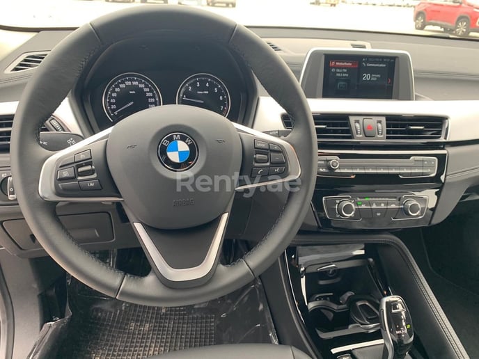 BMW X2 (Azul), 2022 para alquiler en Dub&aacute;i