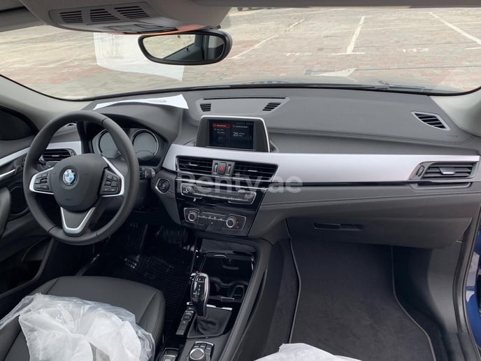 BMW X2 (Azul), 2022 para alquiler en Dub&aacute;i