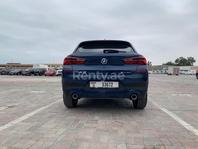 BMW X2 (Azul), 2022 para alquiler en Dub&aacute;i