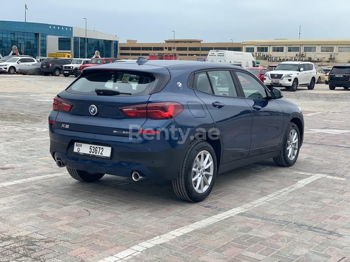 BMW X2 (Azul), 2022 para alquiler en Dub&aacute;i