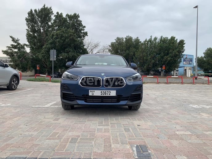 BMW X2 (Azul), 2022 para alquiler en Dub&aacute;i