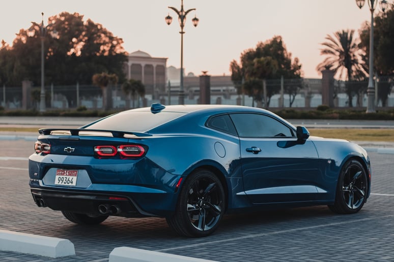 Chevrolet Camaro SS (Azul), 2022 para alquiler en Abu Dhabi