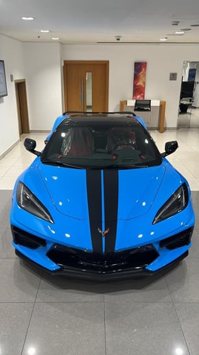 Chevrolet Corvette Convertible (Azul), 2024 para alquiler en Dub&aacute;i