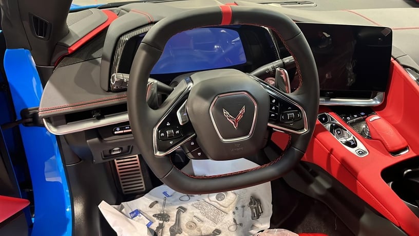Chevrolet Corvette Convertible (Azul), 2024 para alquiler en Dub&aacute;i