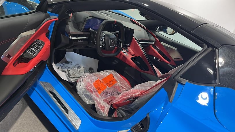 Chevrolet Corvette Convertible (Azul), 2024 para alquiler en Dub&aacute;i
