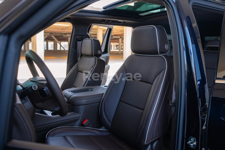 Chevrolet Tahoe (Azul), 2021 para alquiler en Abu Dhabi