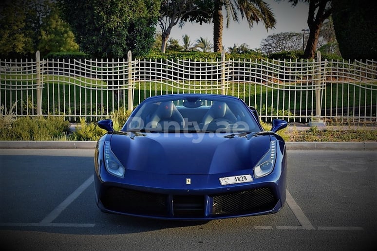 Dubai'de kiralık Ferrari 488 Spyder (Mavi), 2019