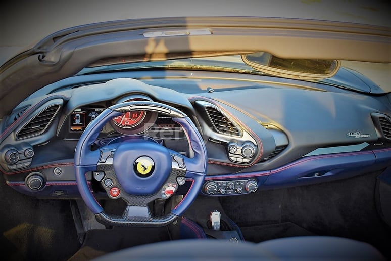 Dubai'de kiralık Ferrari 488 Spyder (Mavi), 2019