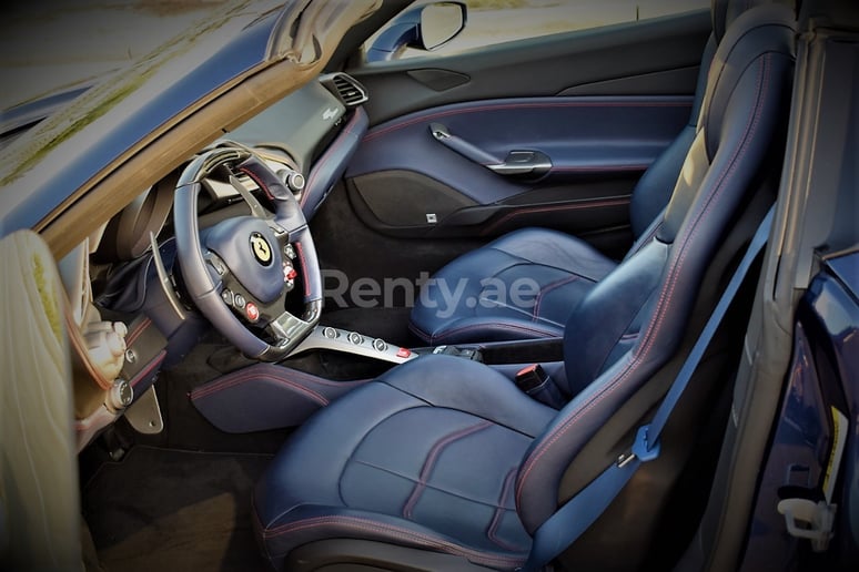 Dubai'de kiralık Ferrari 488 Spyder (Mavi), 2019