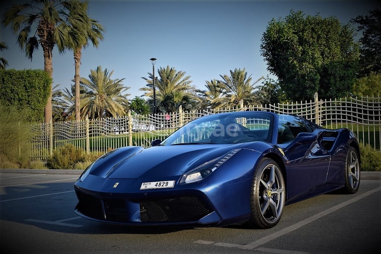 Dubai'de kiralık Ferrari 488 Spyder (Mavi), 2019