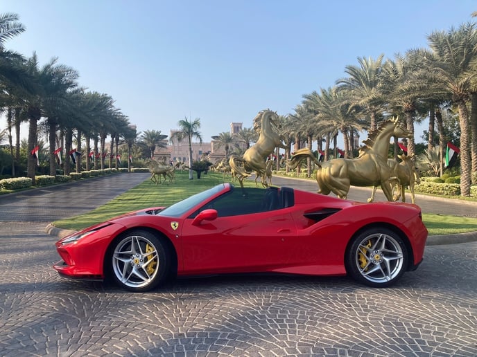 إيجار Ferrari F8 Spider (أحمر), 2021 في دبي 1