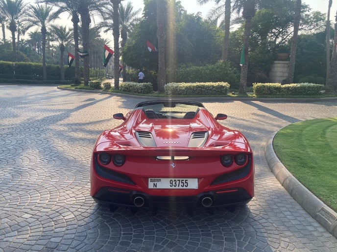 إيجار Ferrari F8 Spider (أحمر), 2021 في دبي 3