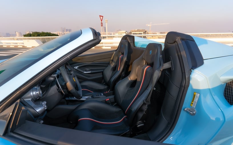 在迪拜 租 Ferrari F8 Tributo Spyder (蓝色), 2023 3