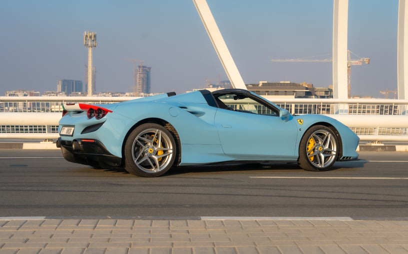 Ferrari F8 Tributo Spyder (Blau), 2023  zur Miete in Abu Dhabi
