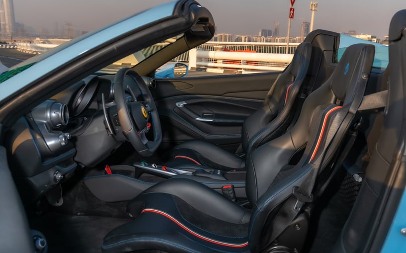 Ferrari F8 Tributo Spyder (Blau), 2023  zur Miete in Abu Dhabi